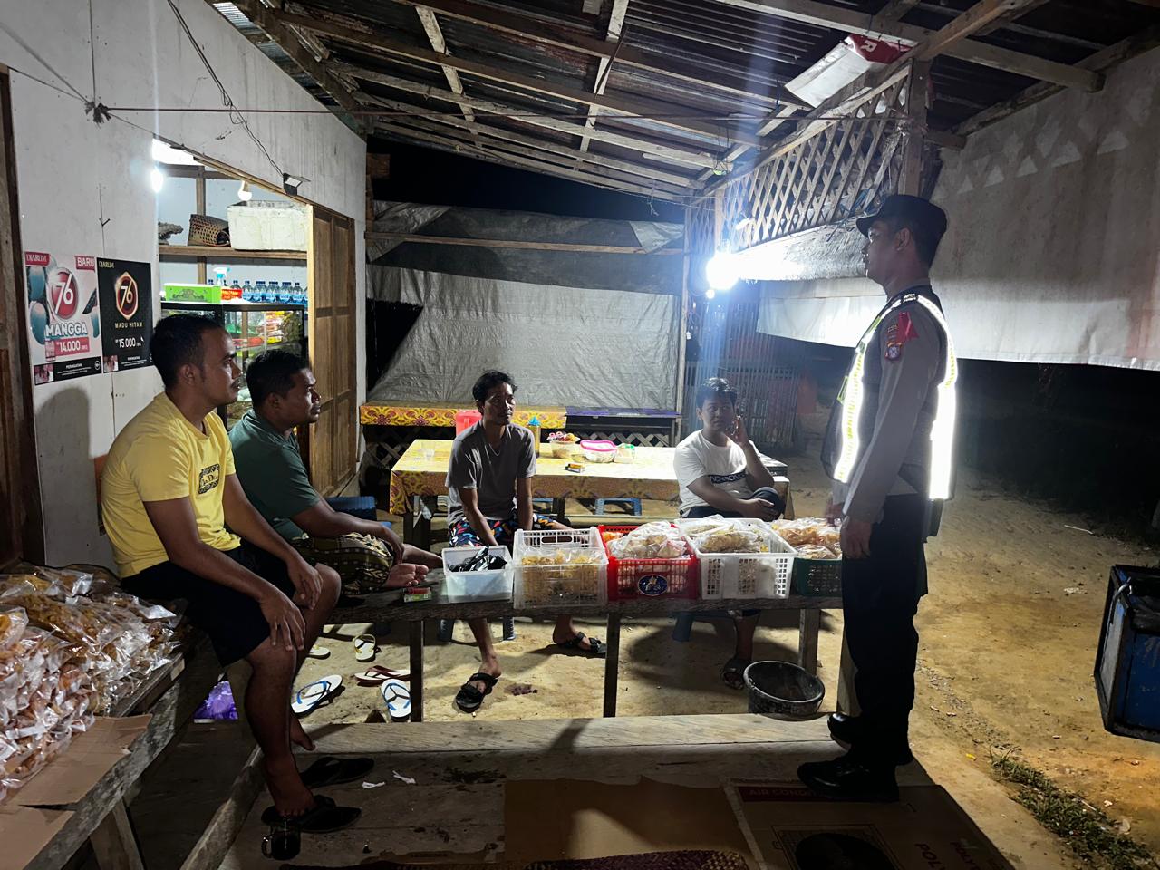 Sambang Malam, Polsek Teweh Timur Perkuat Komunikasi dan Pengamanan Lingkungan