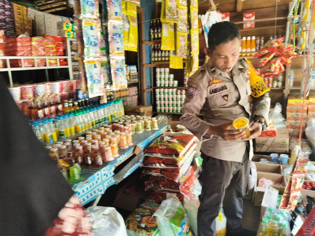 Polsek Montallat Laksanakan Pengecekan Sembako Untuk Pantau Stok Dan Harga Di Pasaran