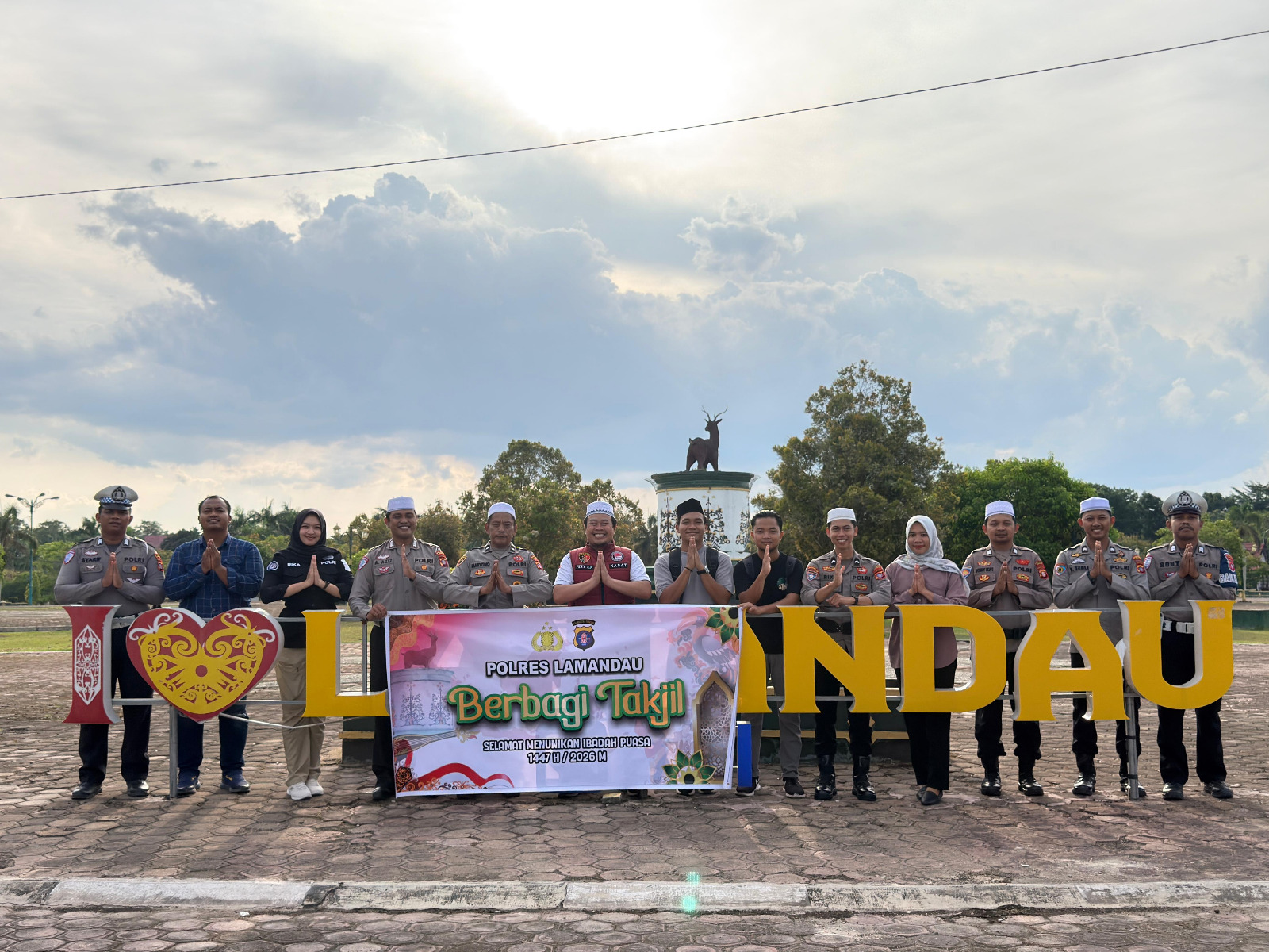 Ramadan Berbagi, Personel Polres Lamandau Turut Tebar Kebaikan Bagikan Takjil Jelang Berbuka