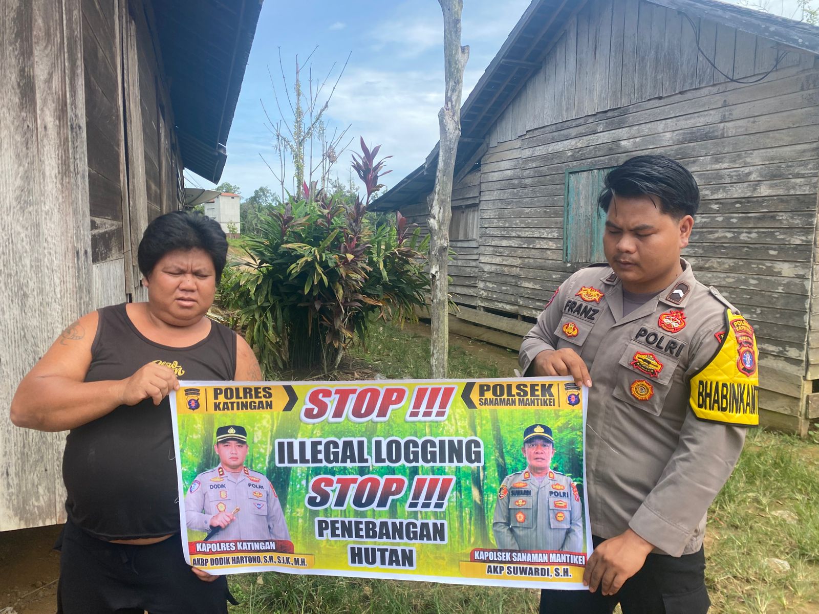 Bhabinkamtibmas laksanakan Sosialisasikan tentang larangan dan sangsi Pidana bagi pelaku Ilegal Logging kepada masyarakat di  Desa Binaan.