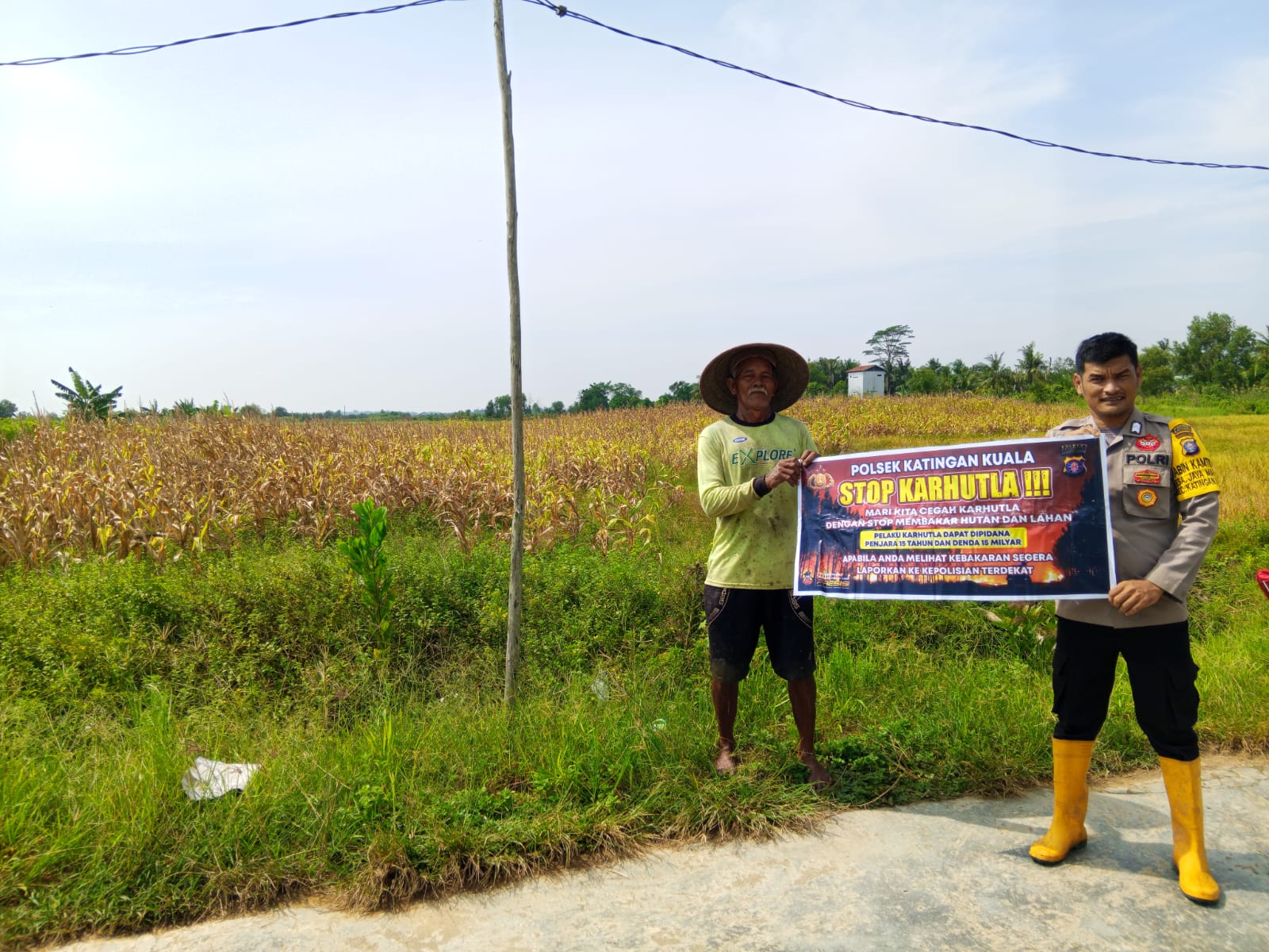 Bhabinkamtibmas Desa kampung Keramat Sosialisasi Himbauan tentang Karhutla Kepada petani.