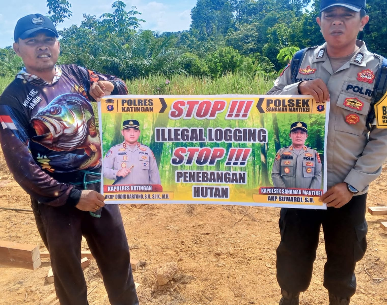 Bhabinkamtibmas laksanakan Sosialisasikan tentang larangan dan sangsi Pidana bagi pelaku Ileggal Logging kepada masyarakat di  Desa Binaan.