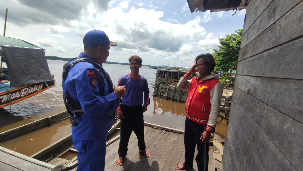 Personel Ditpolairud Polda Kalteng Sambangi Masyarakat, Berikan Edukasi tentang Bahaya Terorisme dan Radikalisme