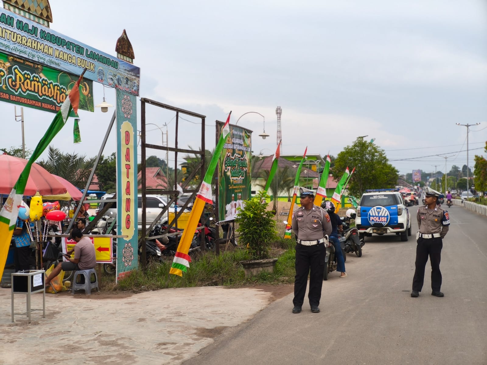 Sat Lantas Laksanakan Pengaturan Lalu Lintas di Kawasan Pasar Ramadan
