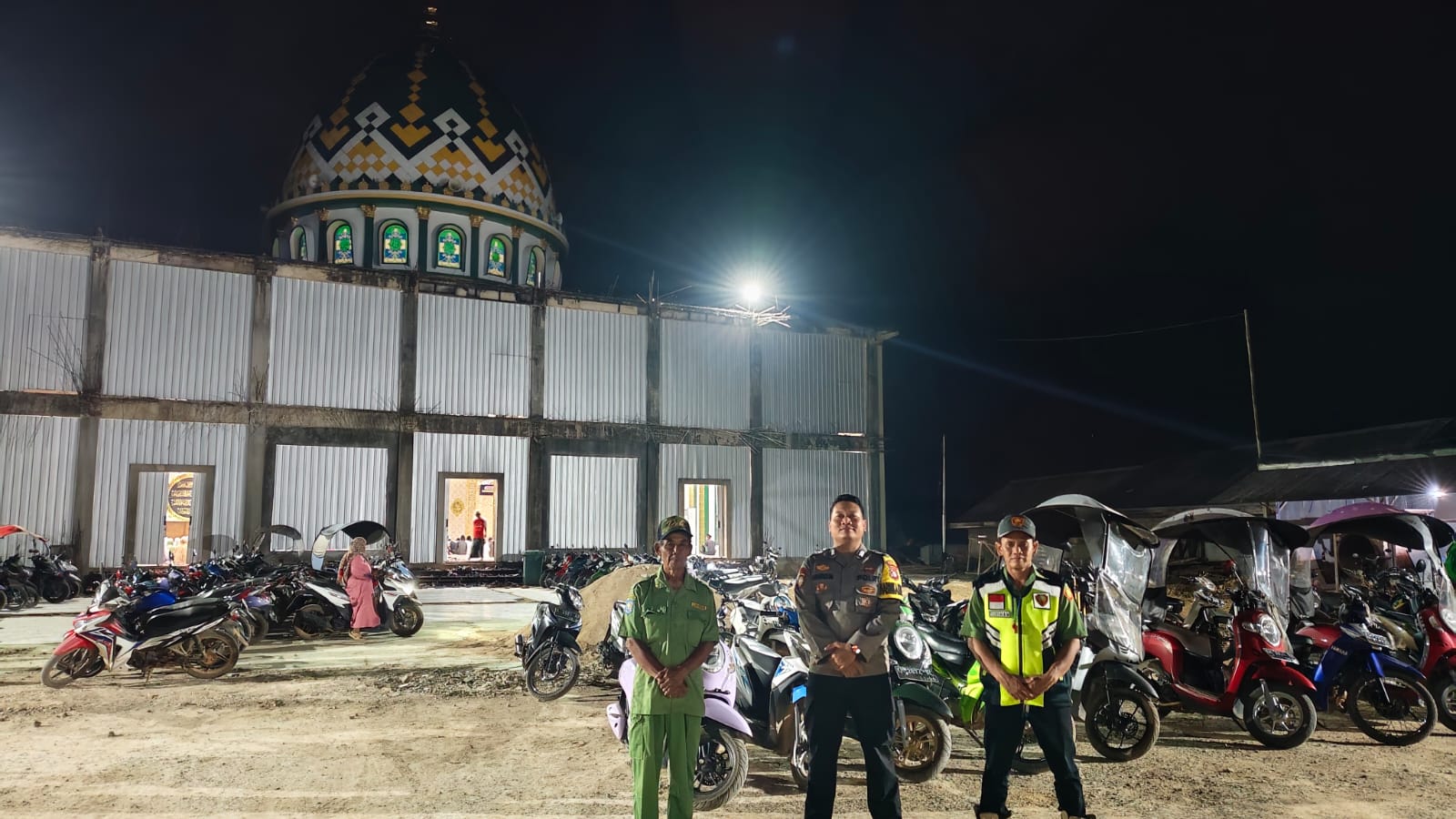 Sinergi Bhabinkamtibmas dan Linmas Desa Bukit Raya Amankan Ibadah Sholat Tarawih