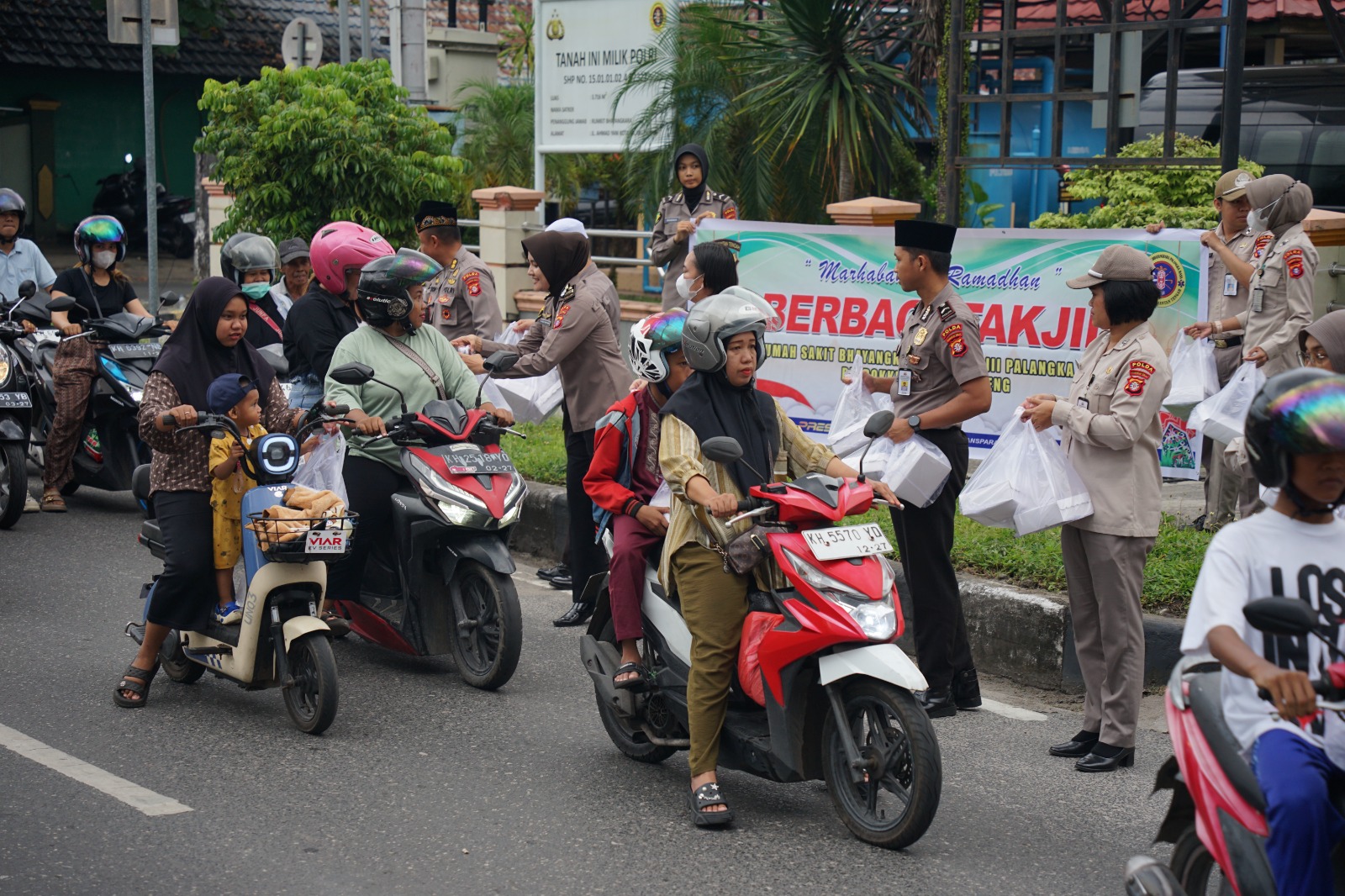 Tebar Kebaikan di Bulan Ramadan, Rumkit Bhayangkara Bagikan Takjil Gratis kepada Masyarakat