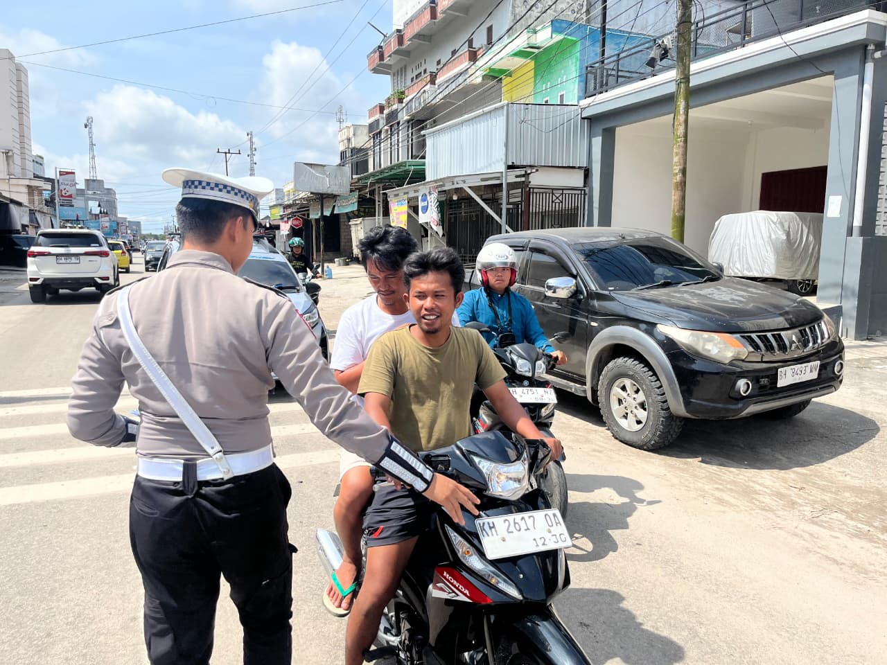 Tidak Menggunakan Helm Saat Berkendara Personel Satlantas Berikan Teguran Humanis.