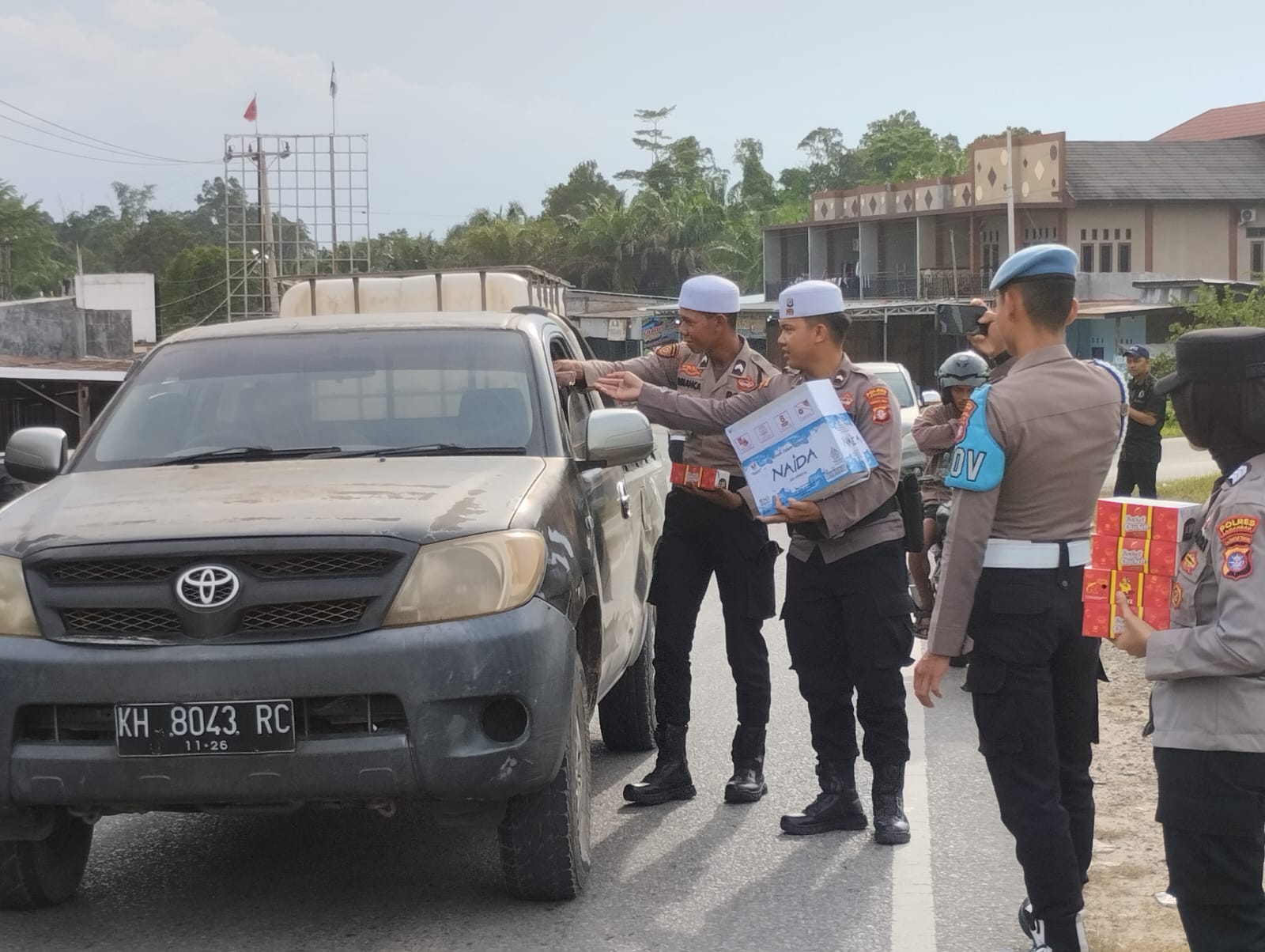 Personel Polres Lamandau Turun ke Jalan, Bagikan Takjil kepada Masyarakat