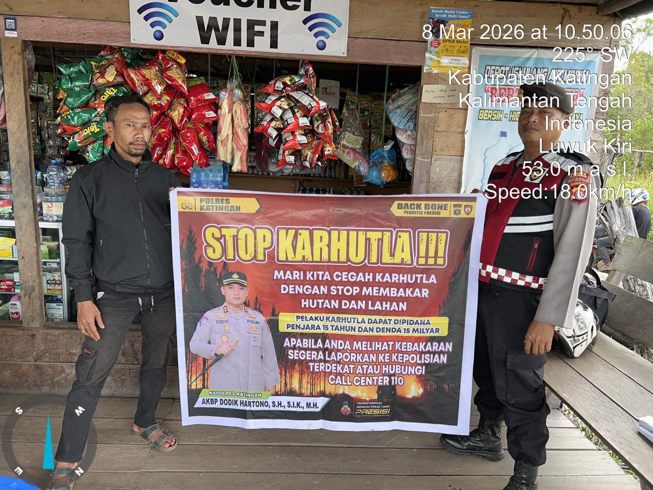 Personel Samapta Polres Katingan Sosialisasikan Pencegahan Karhutla kepada Masyarakat Desa Hampalit.