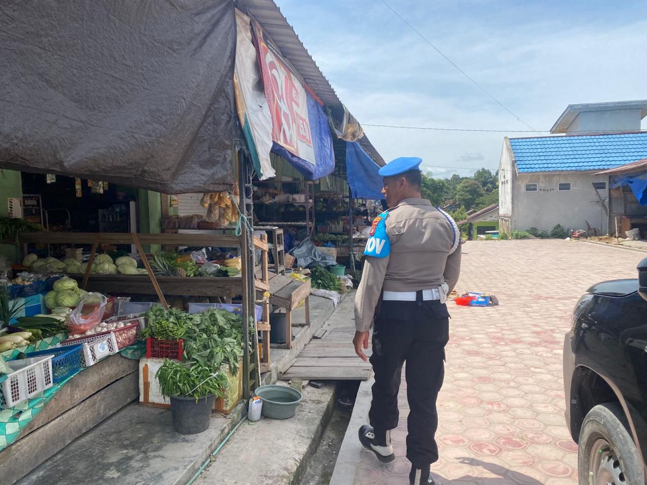 Piket Polsek Sambangi dan Silaturahmi Ke Pedagang