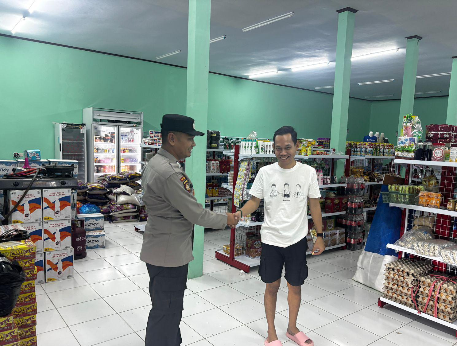 Personel Piket Polsek Sambangi Masyarakat, Pererat Silaturahmi dan Sampaikan Pesan Kamtibmas