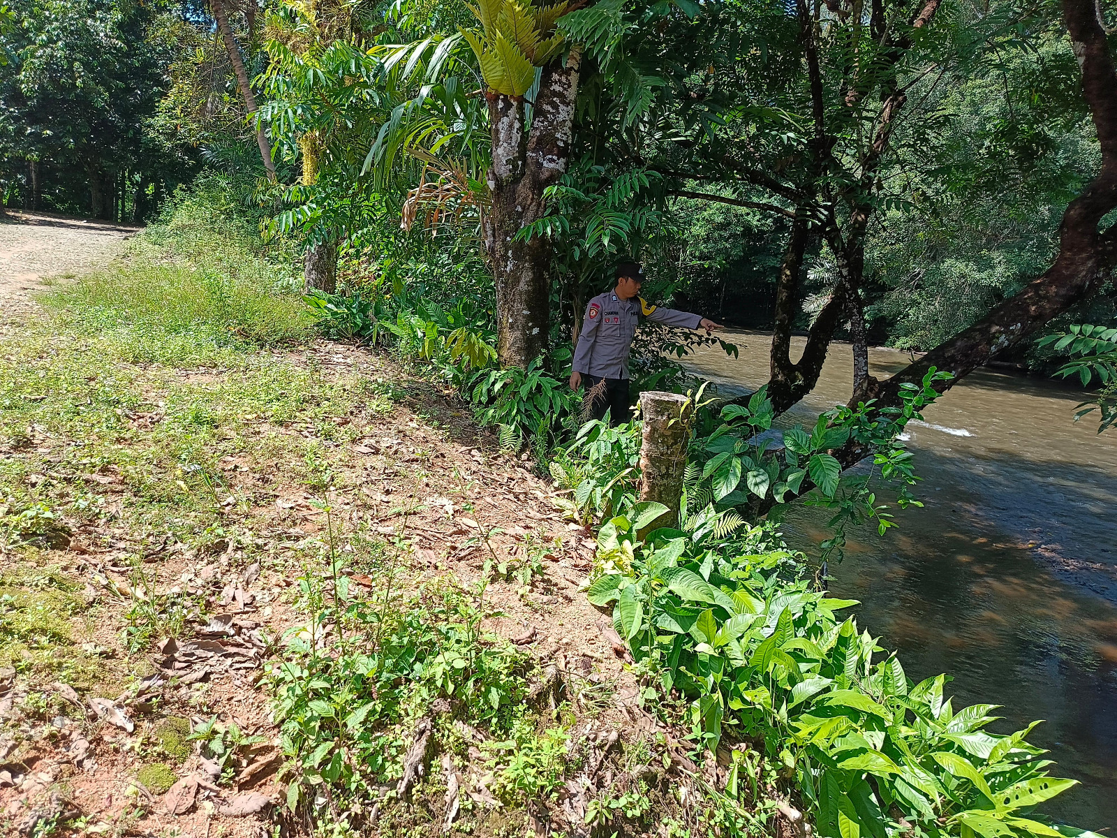 Piket Polsek Delang cek debit air DAS Delang