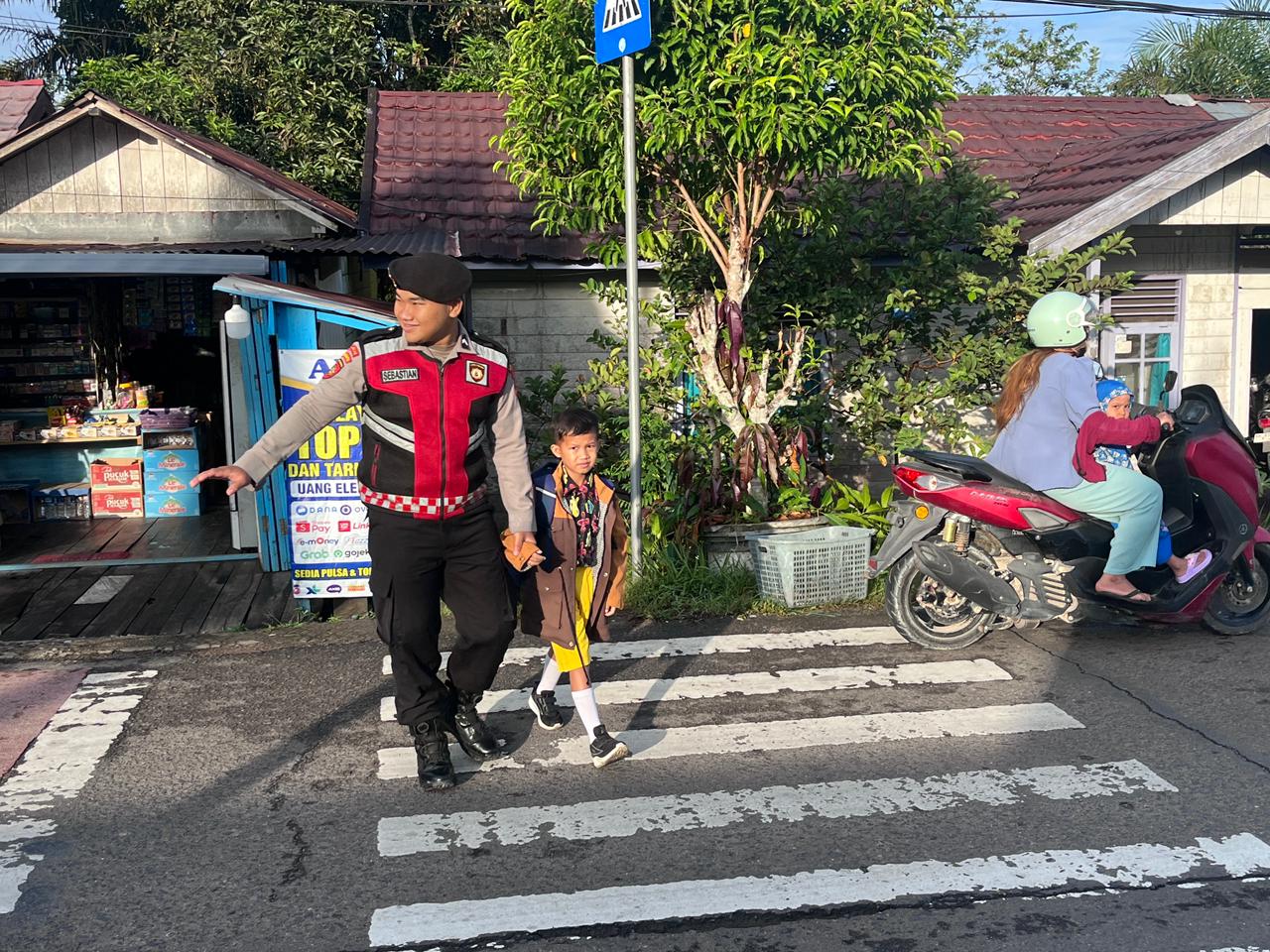 Ciptakan Keamanan Lalu Lintas, Samapta Polres Lamandau Bantu Anak Sekolah Menyeberang Jalan