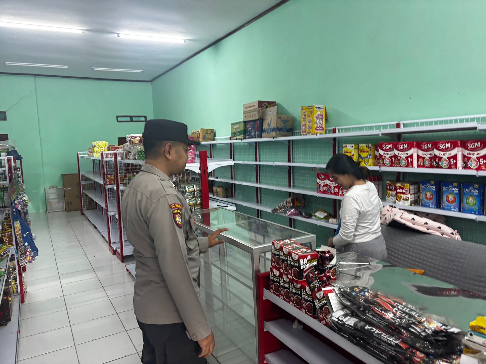 Melalui Silaturahmi, Personel Polsek Lamandau Kenalkan Layanan Darurat 110 kepada Masyarakat