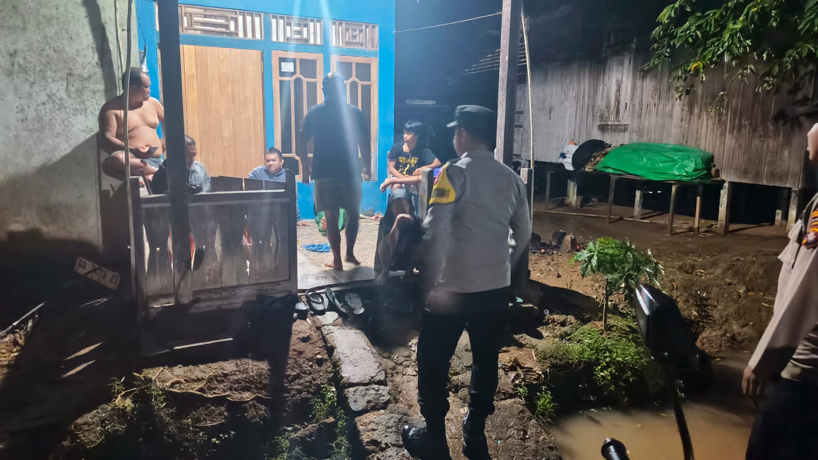 Piket Polsek Delang melaksanakan Silaturahmi ke warga masyarakat