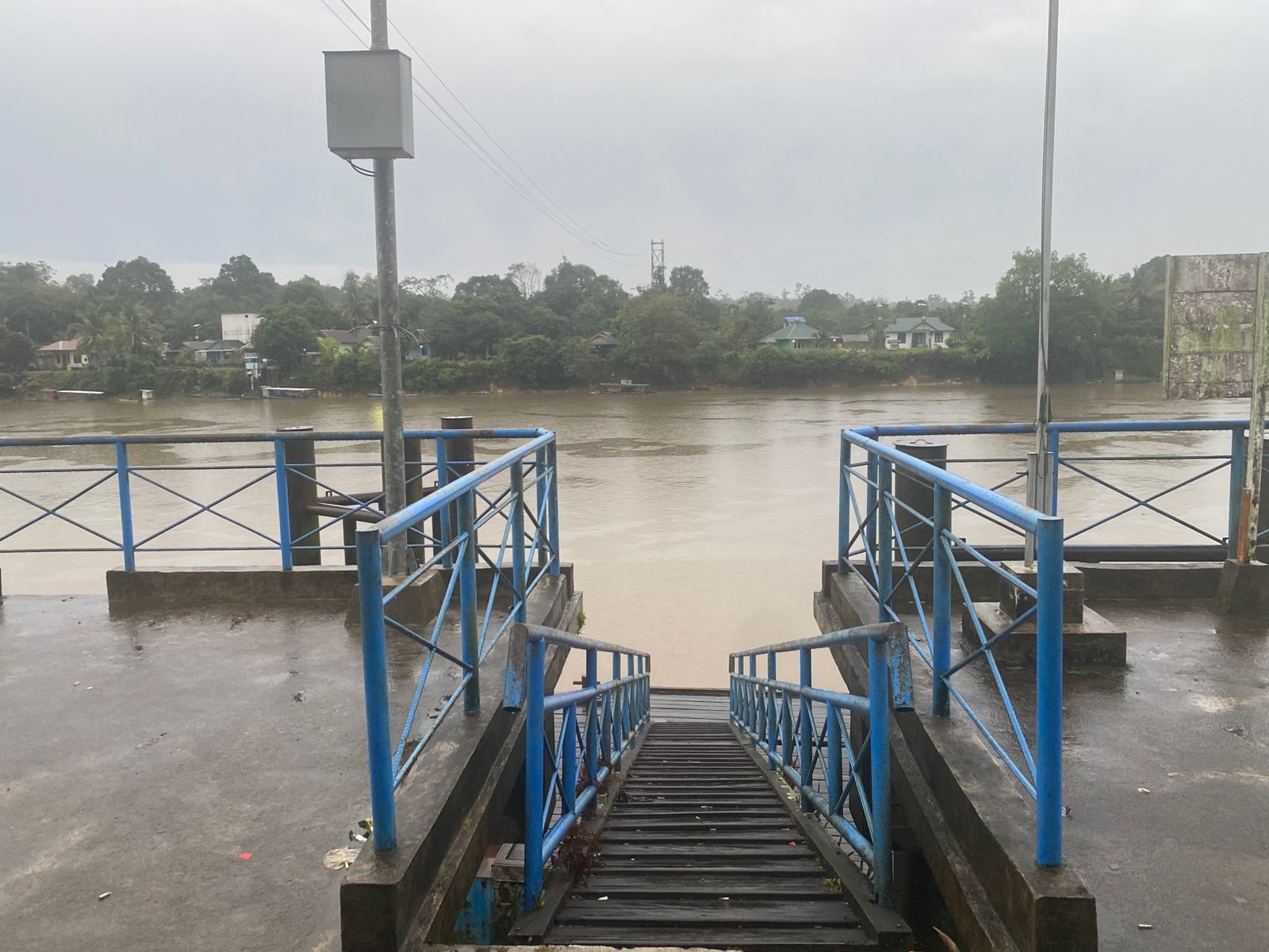 Piket Polsek Bulik Cek debit air di Kelurahan Nanga Bulik