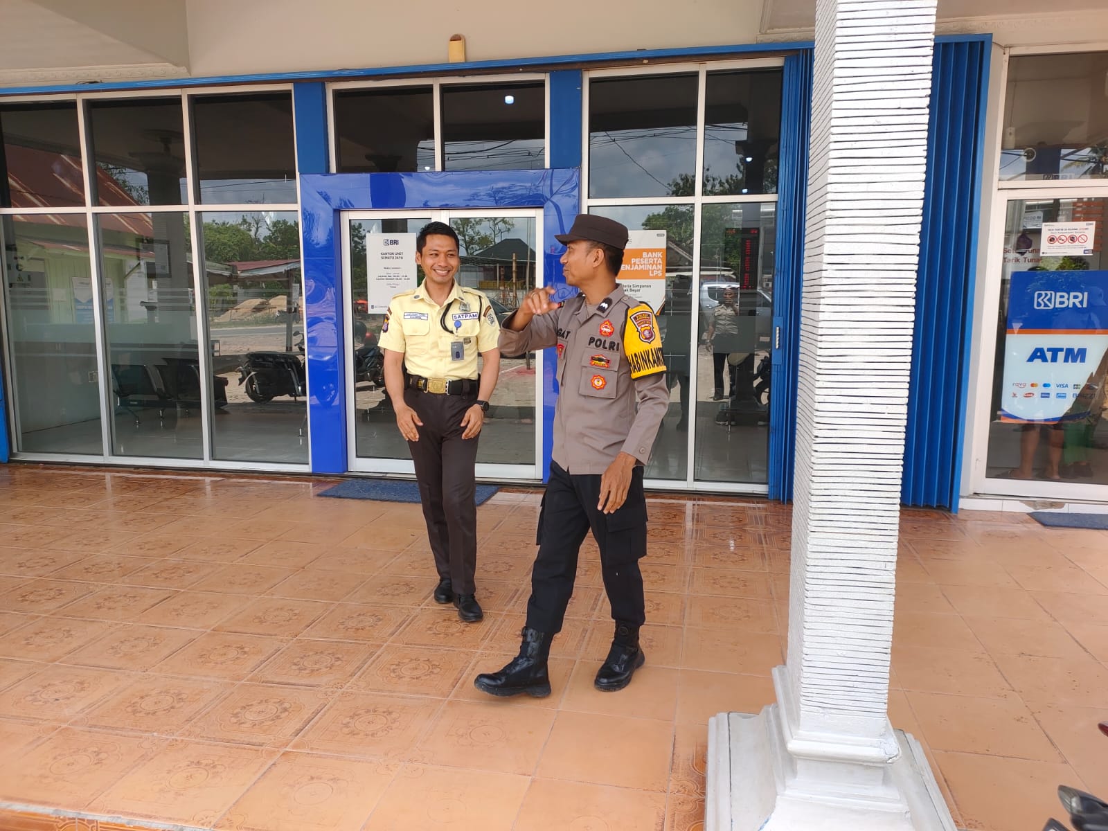 Sematu Jaya, Dalam rangka menjamin salah satu aktifitas warga dalam memenuhi kebutuhan sehari hari, anggota patroli Polsek Sematu Jaya melaksanakan patroli ke Megamart yang ada di wilayah Polsek Sematu Jaya