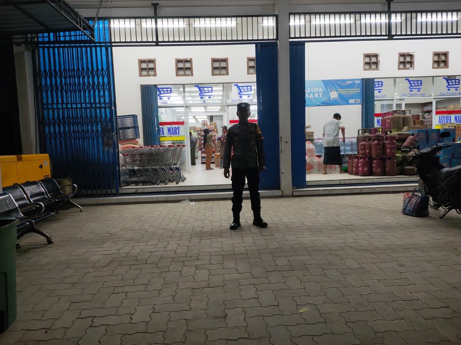 Cegah Gangguan Kamtibmas, Piket Polsek Sematu Jaya Patroli ke Pertokoan