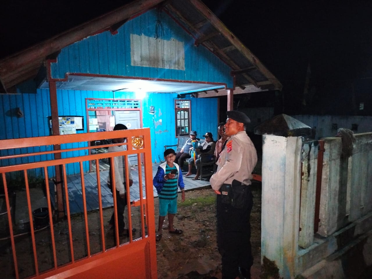 Piket Polsek Delang melaksanakan Silaturahmi ke warga masyarakat