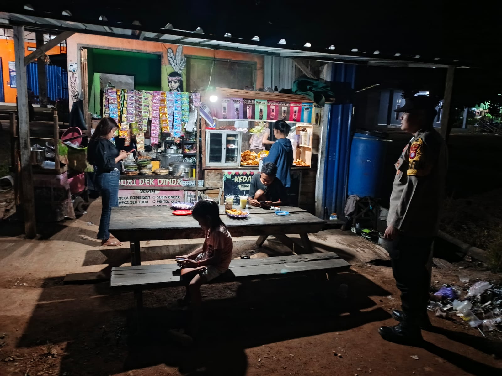 Personel Piket Polsek Sambangi Masyarakat, Pererat Silaturahmi dan Sampaikan Pesan Kamtibmas