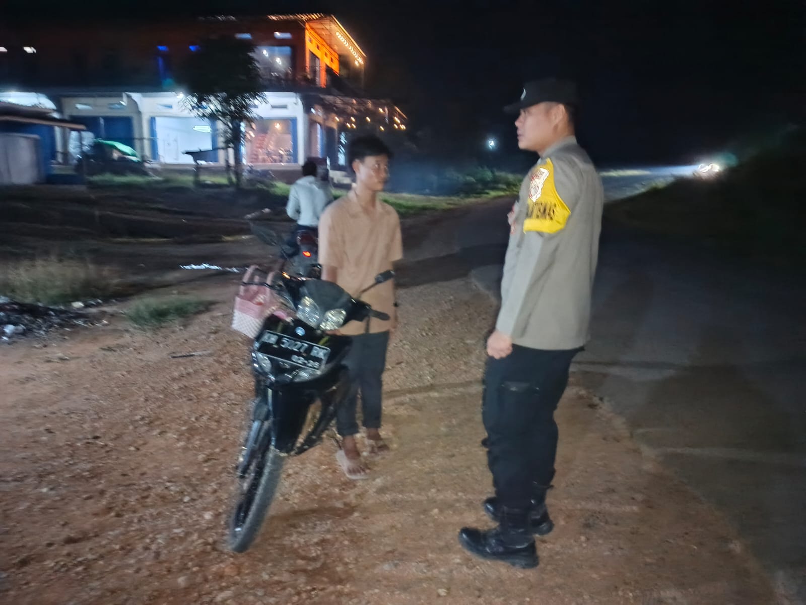 Personel Polsek Lamandau Sambangi dan Jalin Silaturahmi dengan Masyarakat, Sosialisasikan Layanan 110