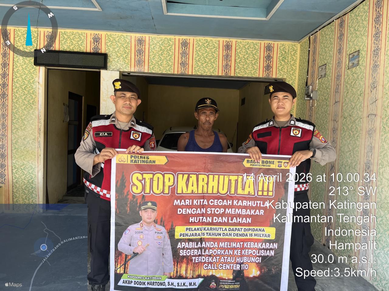 Personel Samapta Polres Katingan Sosialisasikan Pencegahan Karhutla kepada Masyarakat Desa Hampalit.