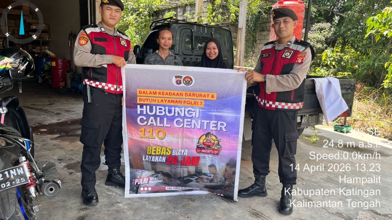 Personel Samapta Polres Katingan Sosialisasikan Call Center 110 Polri kepada Masyarakat Desa Hampalit olehPersonel Samapta Polres Katingan.