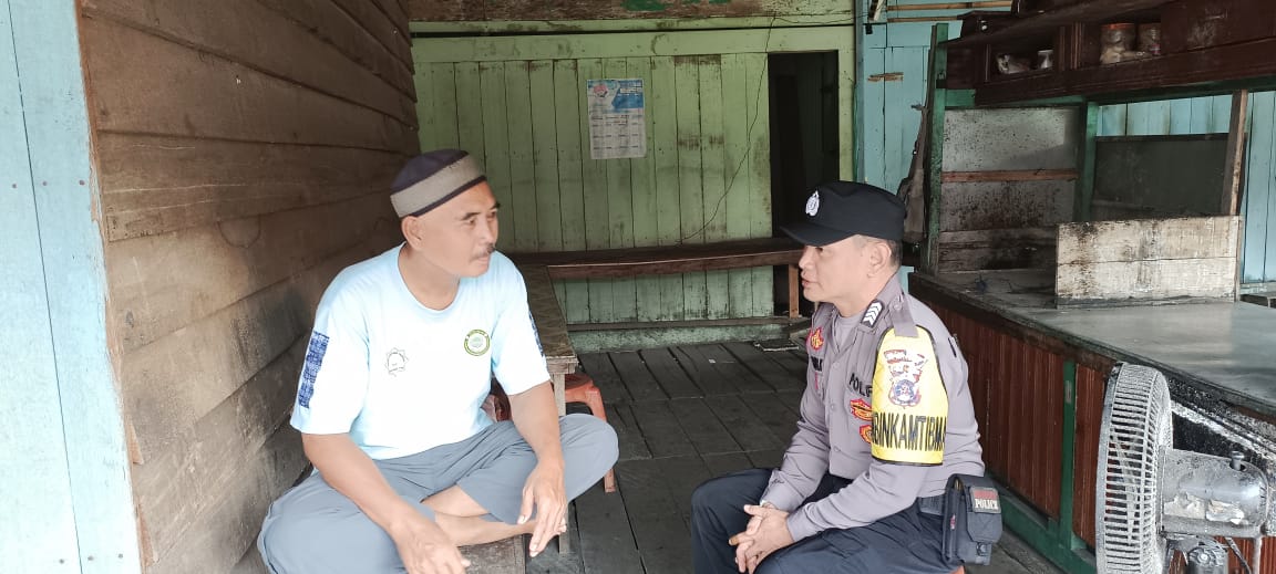 Sampaikan pesan Kamtibmas, Bhabinkamtibmas Polsek Katingan Kuala sambangi Warga.