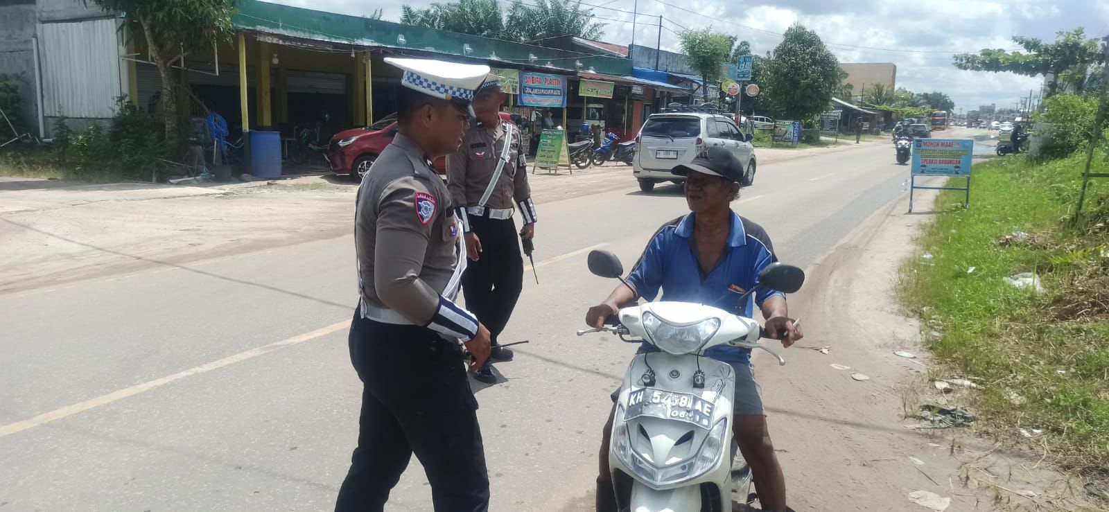 Tidak Menggunakan Helm Saat Berkendara Personel Satlantas Berikan Teguran Humanis.