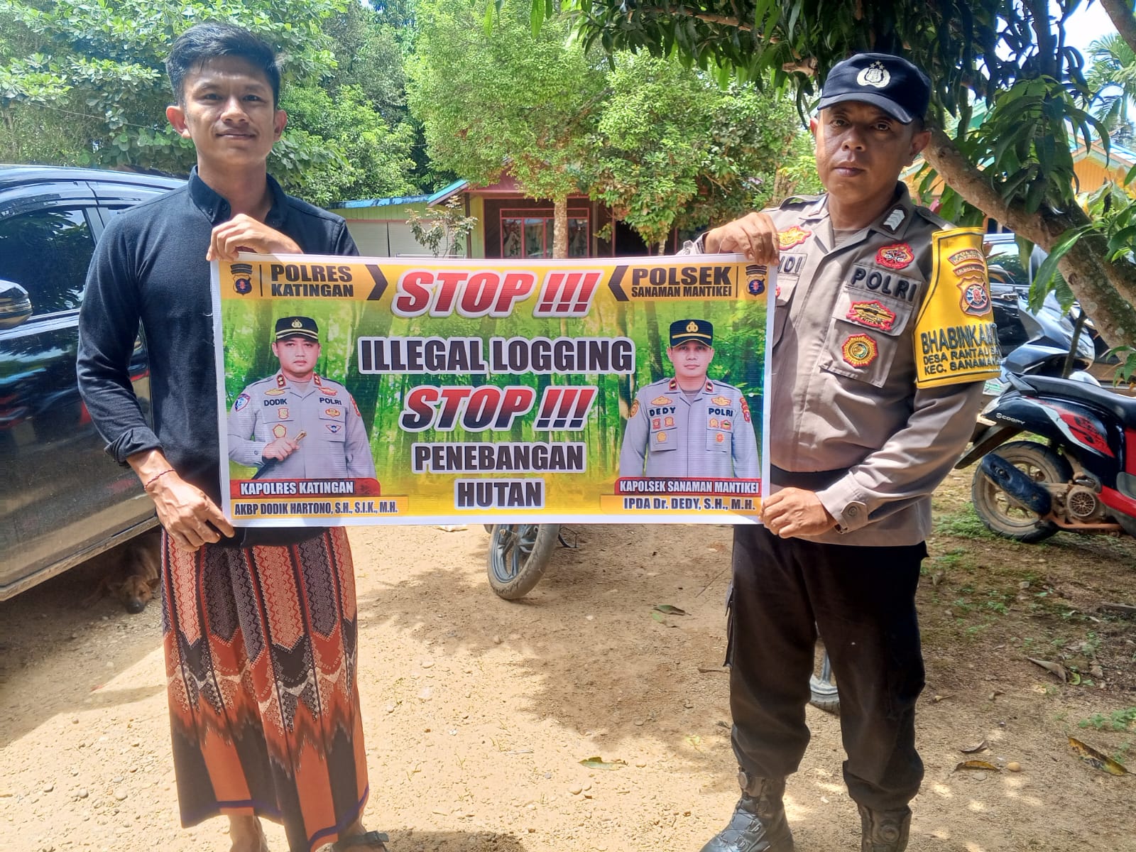 Bhabinkamtibmas laksanakan Sosialisasi kan tentang larangan dan sangsi Pidana bagi pelaku Ileggal Logging kepada masyarakat di Desa Binaan.