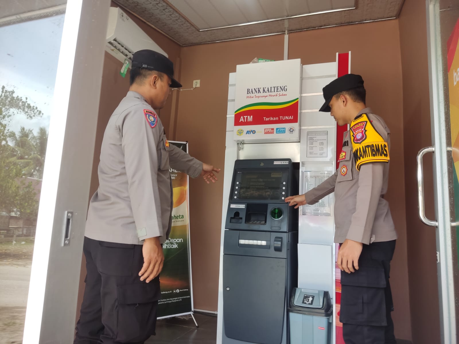 Patroli Dialogis siang hari dilakukan Polsek Tewang Sangalang Garing dan Pulau Malan Berikan Rasa Aman Kepada Masyarakat saat Ramadan