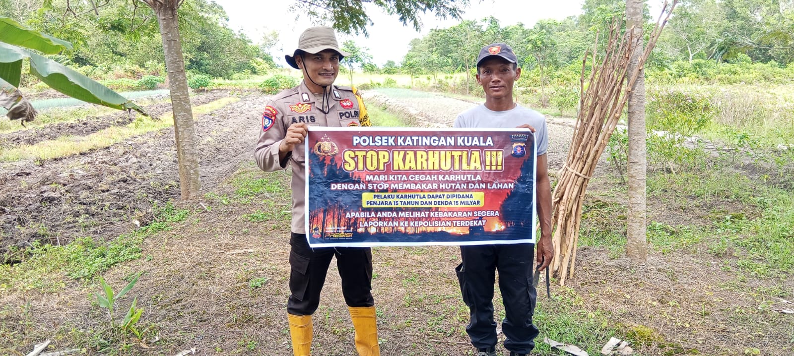 Polsek Katingan KualaBhabinkamtibmas Desa kampung Keramat Sosialisasi Himbauan tentang Karhutla Kepada petani.