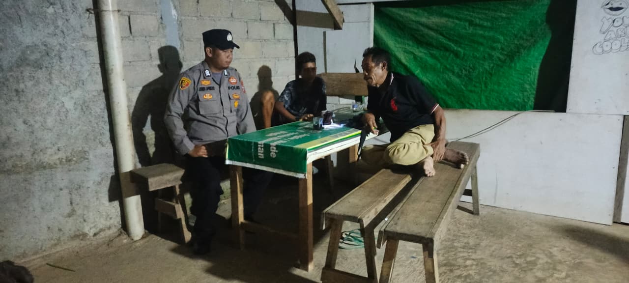 Piket Polsek Lamandau Sambangi Warga yang Sedang Duduk Santai, Sampaikan Pesan Kamtibmas