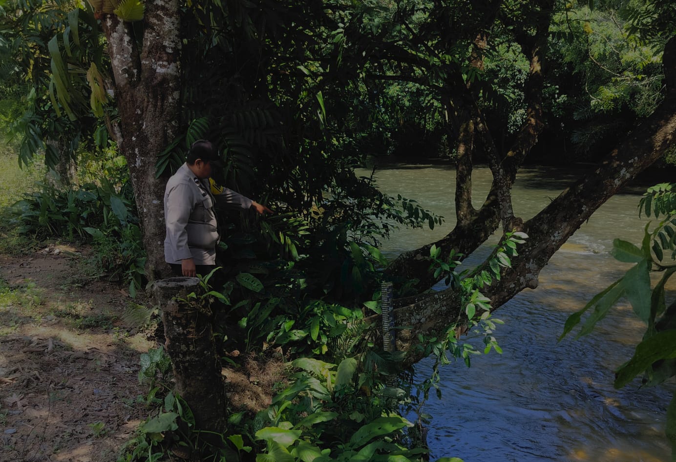 Piket Polsek Delang cek debit air DAS Delang