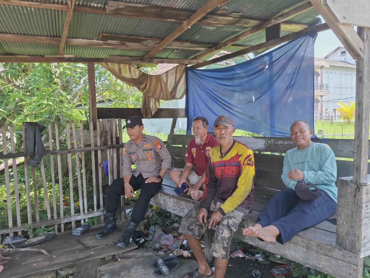 Bhabinkamtibmas Rutin Sambangi Warganya yang sedang beraktivitas di lingkungan perumahan warga Kel. Pegatan Hilir.