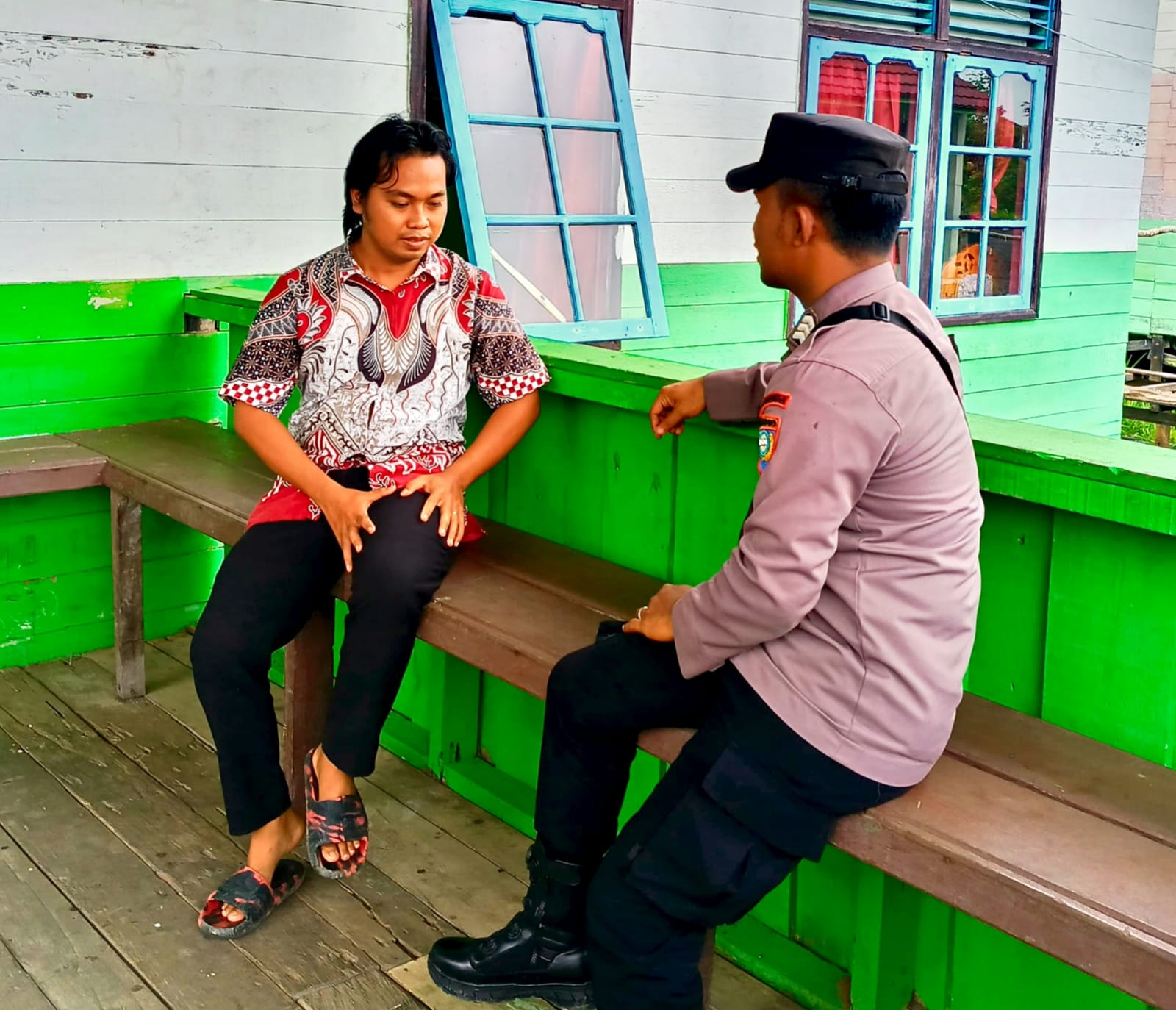 Bhabinkamtibmas Polsek Mendawai Melaksanakan Sambang Kamtibmas Ke Warga Desa Binaannya