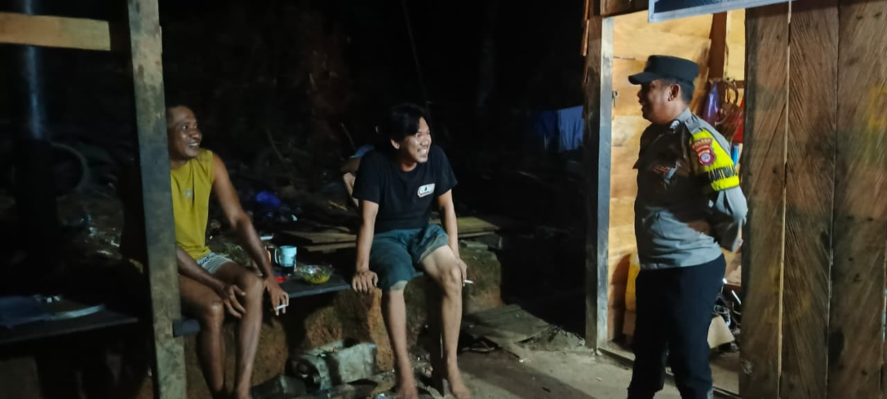 Piket Polsek Lamandau Sambangi Warga yang Sedang Duduk Santai, Sampaikan Pesan Kamtibmas