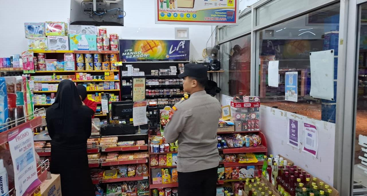 Piket Polsek Patroli kepertokoan diwilkum Polsek Sematu Jaya