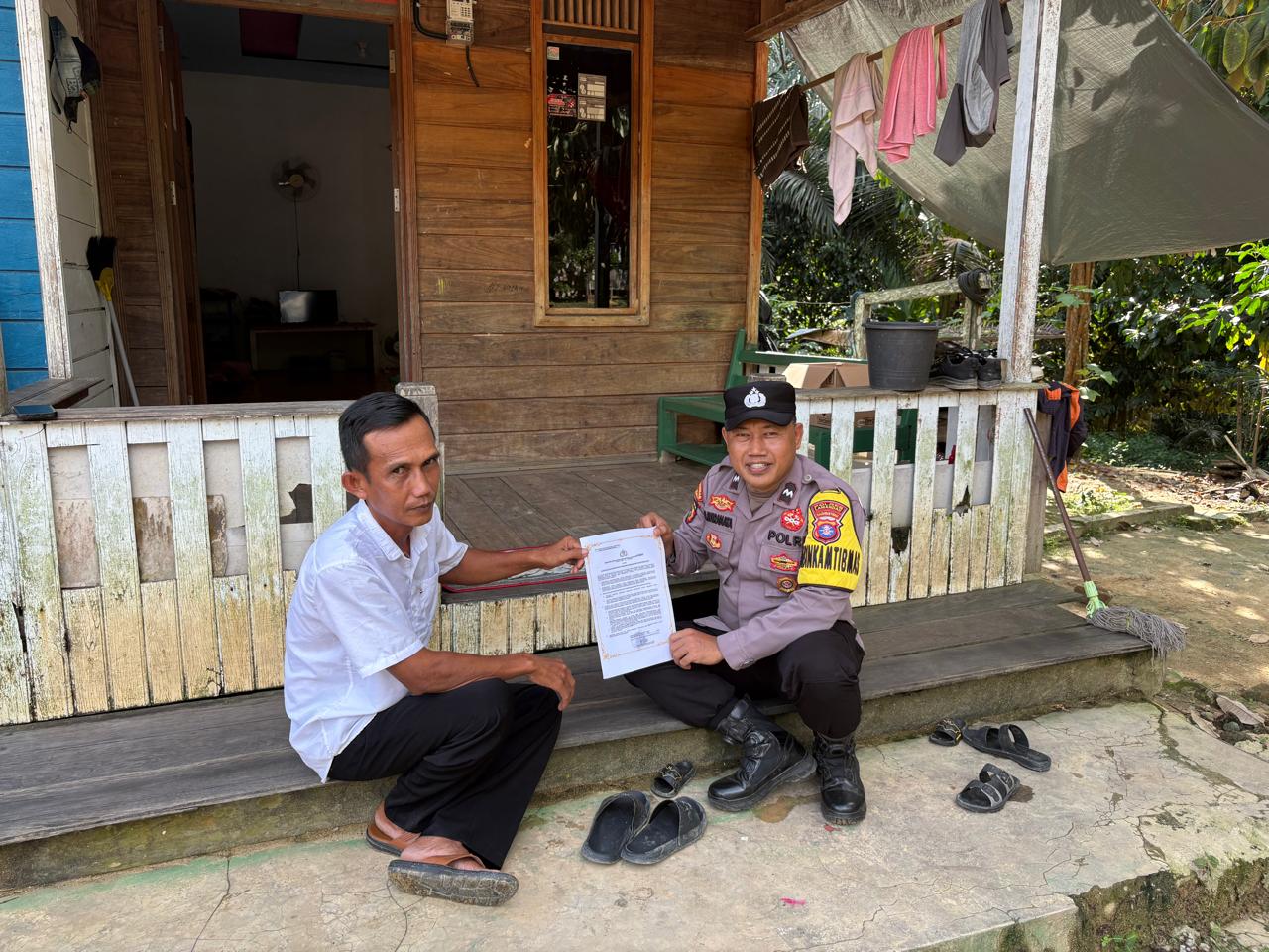 Cegah Karhutla, Bhabinkamtibmas Polsek Lamandau Edukasi Warga Tentang Larangan Membakar Lahan