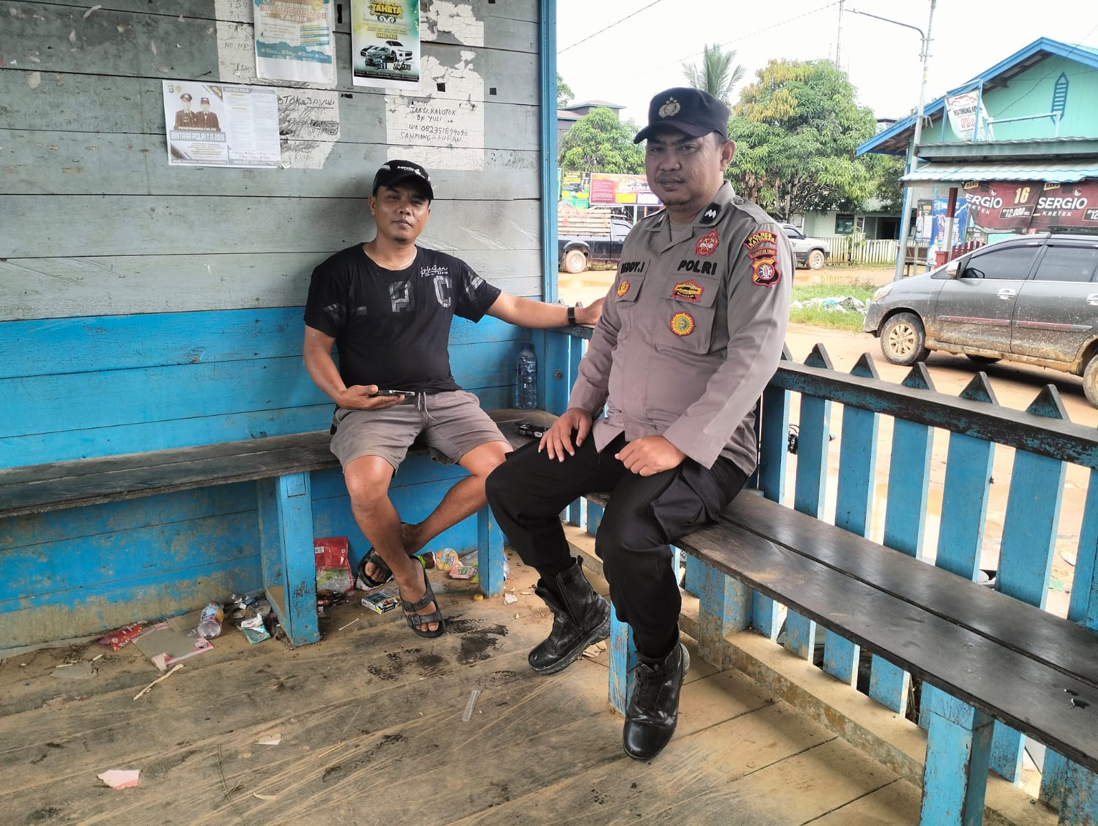 Personel melaksanakan sosialisasi Ilegal Mining, Polsek Marikit melakukan Sambang Warga masyarakat.