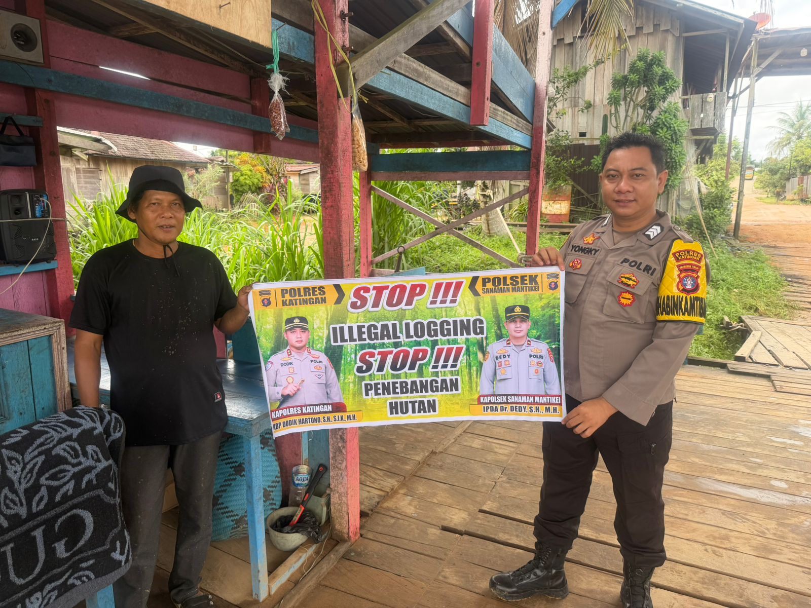 Bhabinkamtibmas laksanakan Sosialisasikan tentang larangan dan sangsi Pidana bagi pelaku Ileggal Logging kepada masyarakat di Desa Binaan.