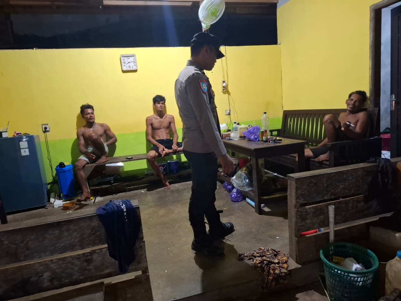 Personel Piket Polsek Sambangi Masyarakat, Pererat Silaturahmi dan Sampaikan Pesan Kamtibmas