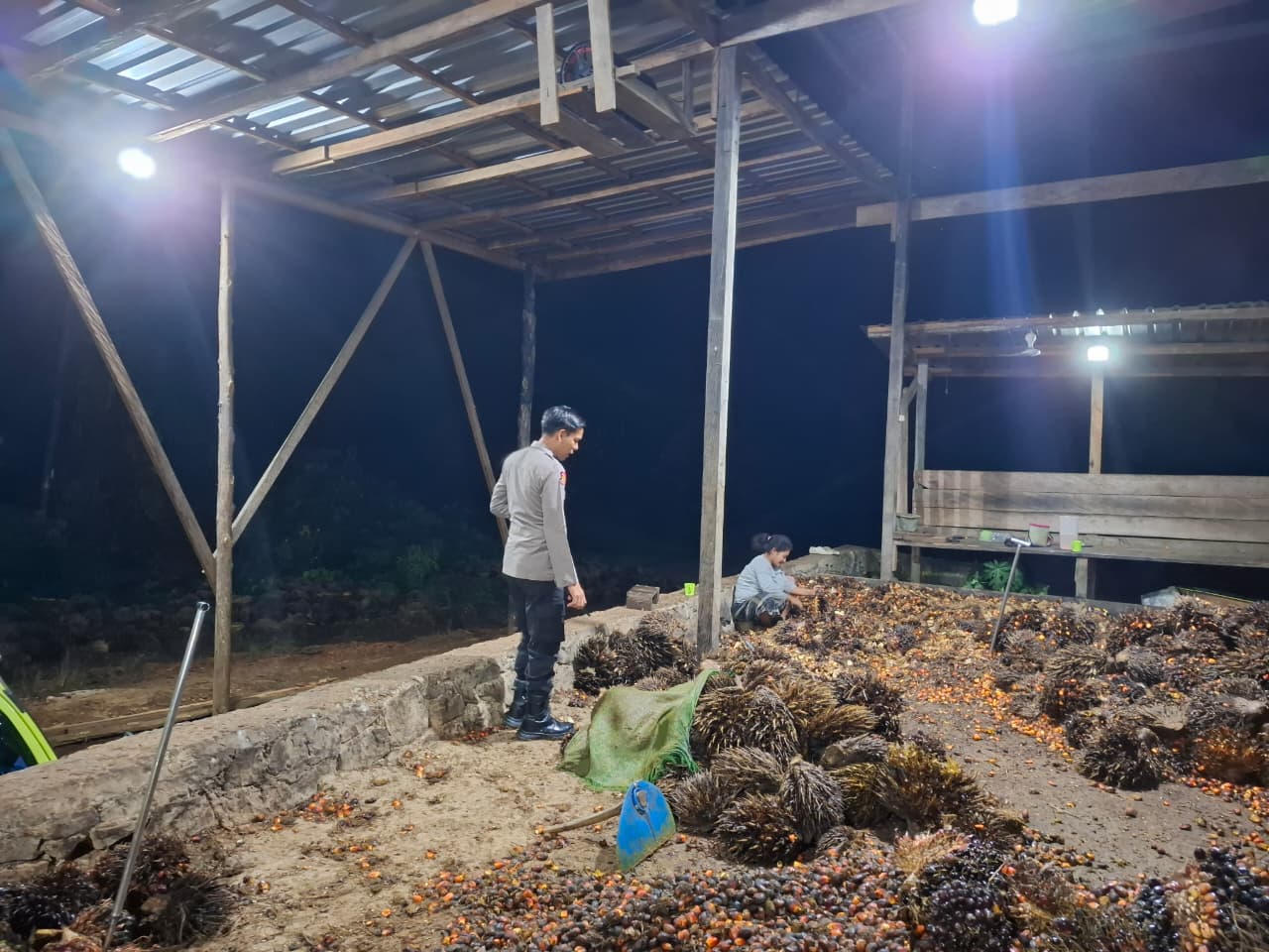Bhabinkamtibmas Polsek Lamandau Sambangi Warga yang Sedang Bersantai, Pererat Silaturahmi dan Sampaikan Pesan Kamtibmas