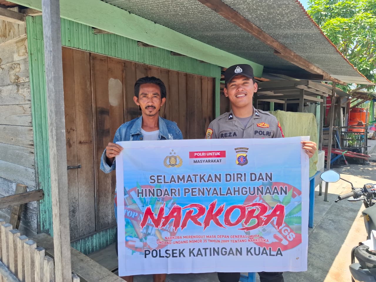 Sampaikan pesan Kamtibmas, Bhabinkamtibmas Polsek Katingan Kuala sambangi Warga.
