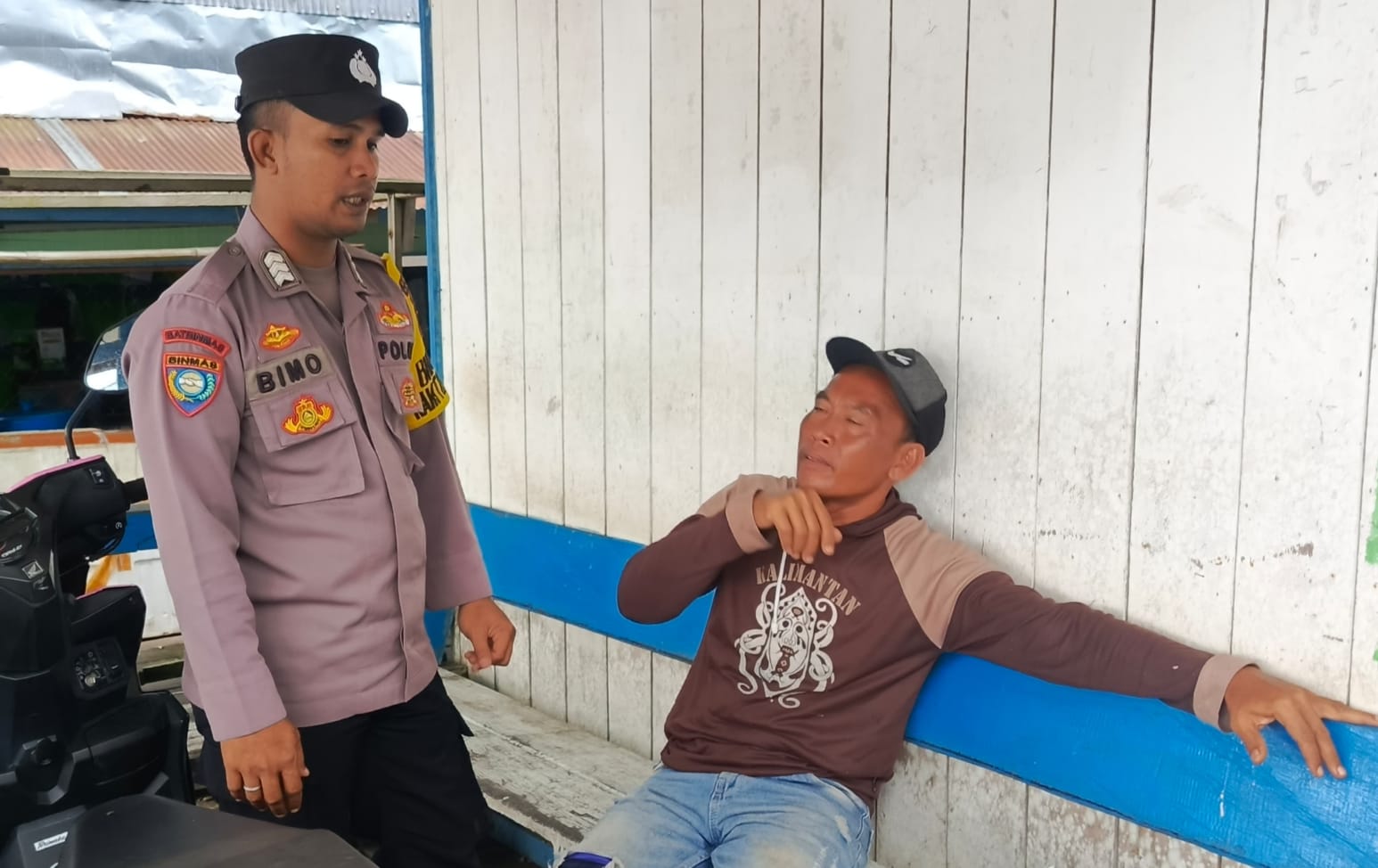 Bhabinkamtibmas Polsek Mendawai Melaksanakan Sambang Kamtibmas Ke Warga Desa Binaannya
