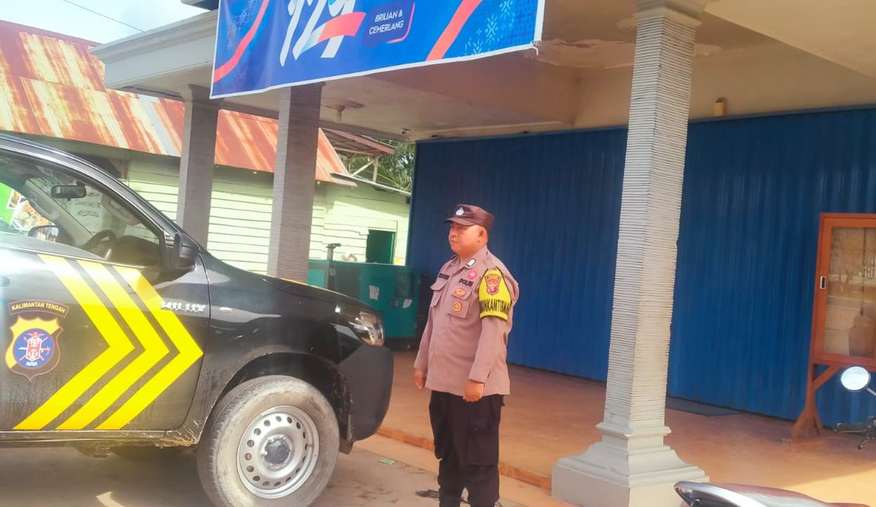 Anggota Polsek Sematu Jaya yang di pimpin langsung, Aipda Erizki melaksanakan patroli dialogis di Megamart Kecamatan Sematu Jaya guna memelihara siskamtibmas di wilayah Hukum Polsek Sematu Jaya.