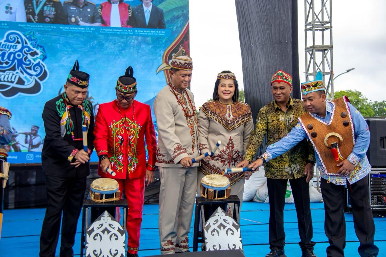 Dukung Kelestarian Budaya Daerah, Kapolda Kalteng Hadiri Karnaval Festival Budaya Isen Mulang