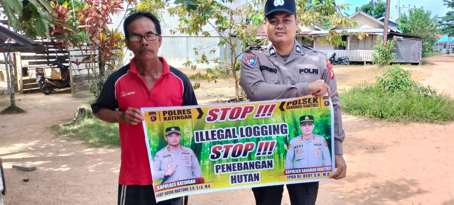 Bhabinkamtibmas laksanakan Sosialisasikan tentang larangan dan sangsi Pidana bagi pelaku Ileggal Logging kepada masyarakat di Desa Binaan.