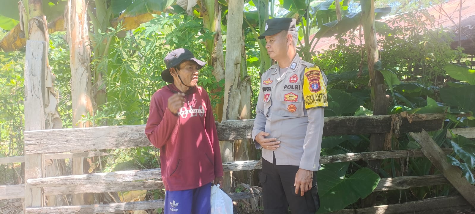 Sampaikan pesan Kamtibmas, Bhabinkamtibmas Polsek Katingan Kuala sambangi Warga.