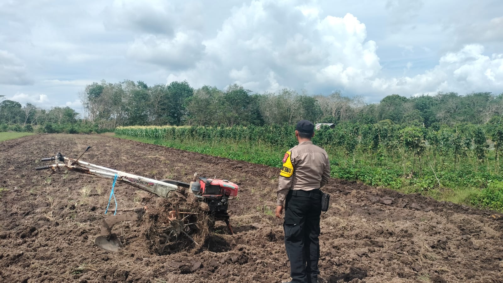 Dalam Rangka Mendukung Program Pemerintah, Bhabinkamtibmas Desa Mekartani Polsek Mendawai Cek Lokasi Pemanfaatan Lahan Pekarangan Warga
